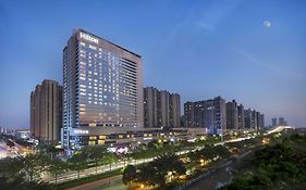 Hilton Foshan - Visit The Lobby Aquarium